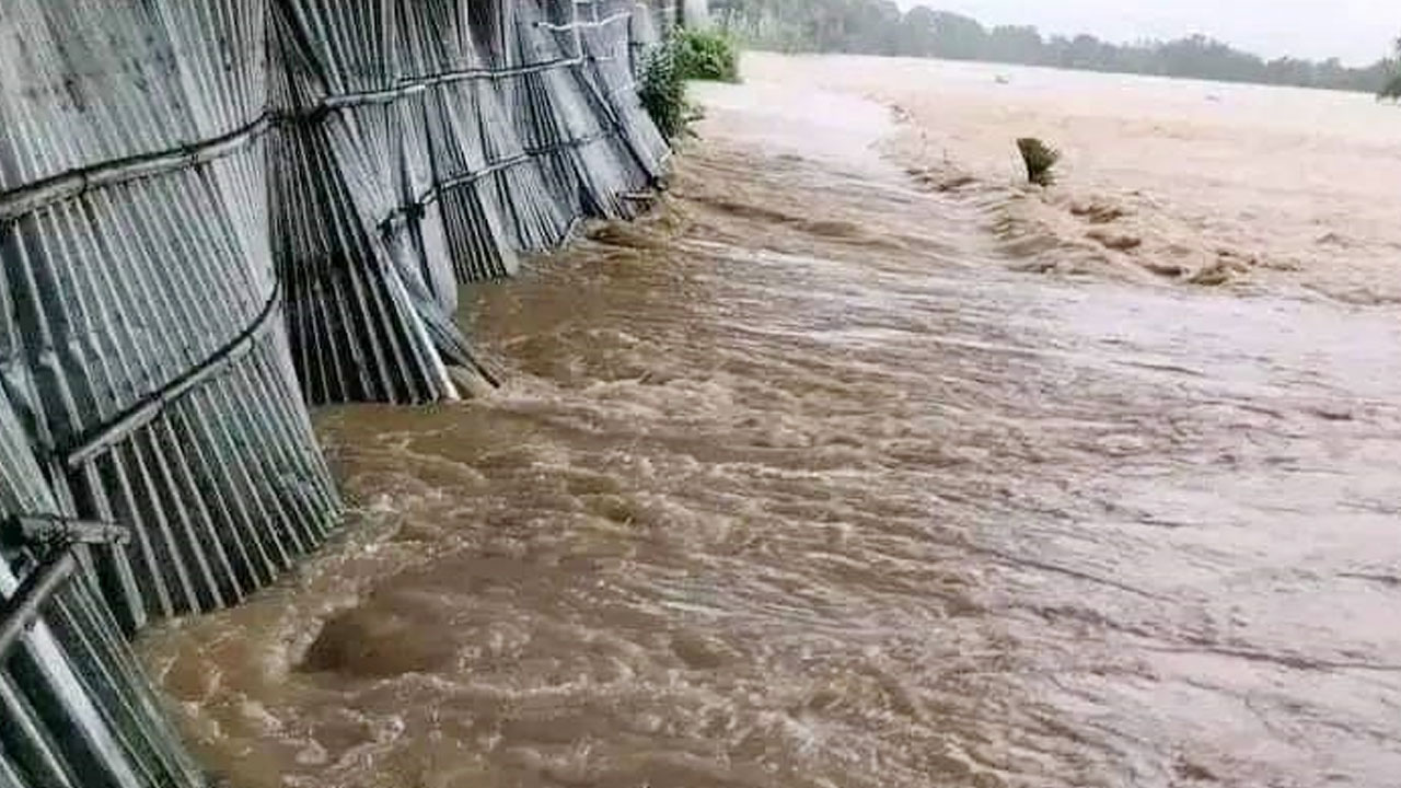 আকস্মিক বন্যায় মৌলভীবাজারে দুই লক্ষাধিক মানুষ পানিবন্দি